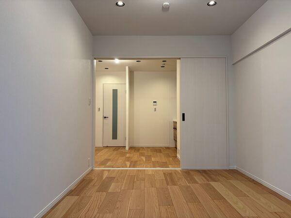 洋室約6帖。扉を開けてご利用いただけば、2LDKとしての利用もできますね。