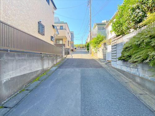 前面道路（２０２５年１０月撮影）