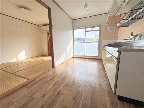 ダイニングキッチンと和室