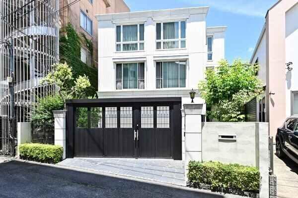 JR横須賀線・江ノ島電鉄「鎌倉」駅まで徒歩7分。雪ノ下1丁目に所在する、オーナーこだわりの住まい。