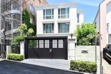 JR横須賀線・江ノ島電鉄「鎌倉」駅まで徒歩7分。雪ノ下1丁目に所在する、オーナーこだわりの住まい。