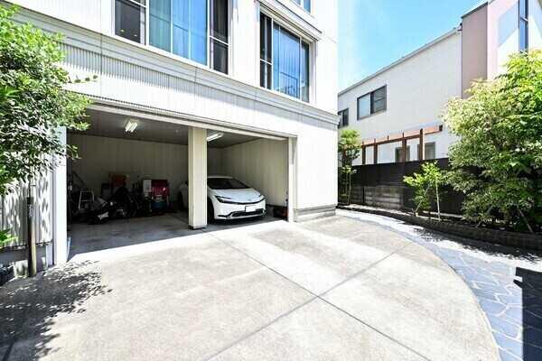 1階部分の車庫には2台駐車可能(車種による)。お車だけでなく、アウトドアグッズや自転車も置けます。