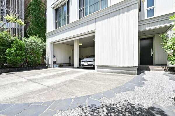 車庫を含め、最大4台駐車可能(車種による)。ゆとりある広さが確保されており、出入りがスムーズです。