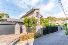 横須賀線・江ノ島電鉄「鎌倉」駅徒歩7分。周辺は「小町通り」や趣のある住宅が共存する豊かな住環境です。