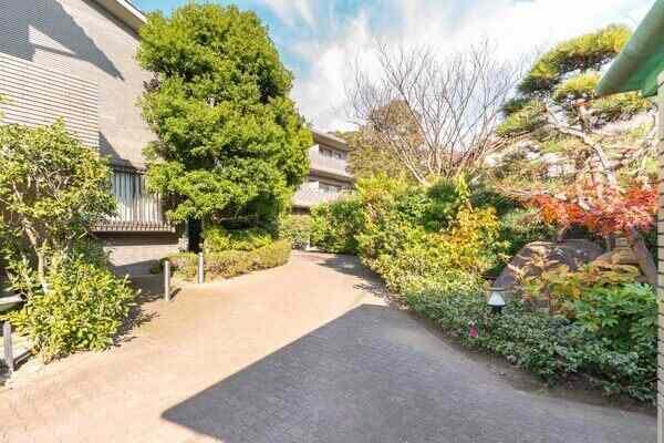 風情ある日本庭園付きの低層マンションです。豊かな緑に癒され、落ち着きのある暮らしが叶います。