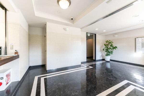 ホテルライクな内廊下設計。オートロックや宅配ボックスが備わっています。24時間ゴミ出し可能です。