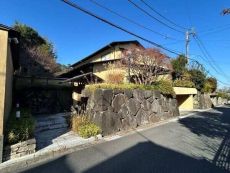 伝統的な和の建築に精通した板垣元彬事務所設計×藤森工務店施工の邸宅。敷地面積は広々180坪超です。