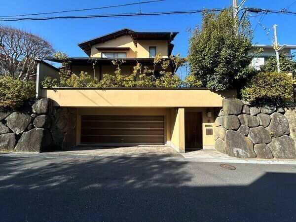 JR横須賀線「北鎌倉」駅徒歩14分。歴史ある北鎌倉の街並みに調和する、洗練された和モダンの邸宅です。