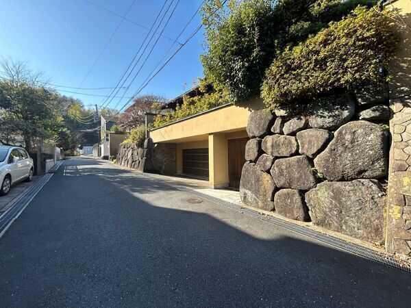 2台分の地下車庫が備わっています(車種制限あり)。大切なお車を盗難から守るシャッター付きです。