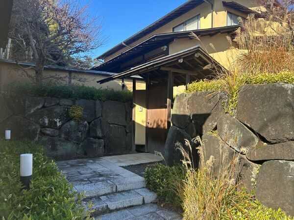 お城を彷彿とさせる石垣や石段。細部にまでこだわり抜かれ、落ち着きと気品を兼ね備えています。