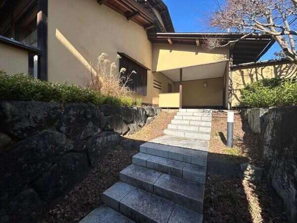 重厚感のある玄関門扉から一歩進むと、石段の玄関アプローチへ。一段上るたびに、期待感が高まります。