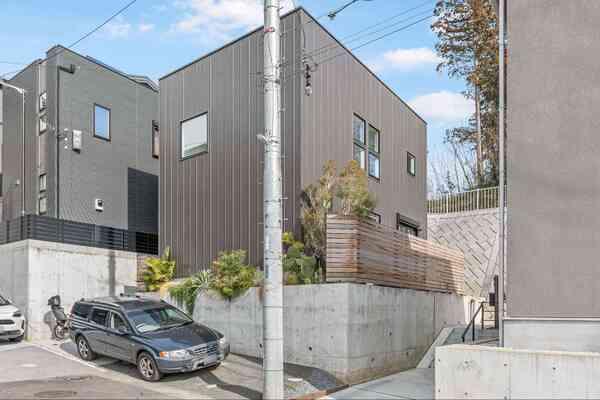 2024年8月築。綾瀬市小園、閑静な住宅街に佇む2階建住宅です。お車2台駐車可能(車種による)。