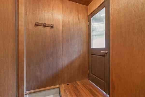 木目の温もりを活かした暖かみのある玄関。シューズインクローゼットがあり、ご家族で便利に使えます。