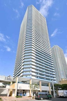 地上42階建・総戸数402戸の大規模タワーレジデンス。三菱地所他分譲。JR「横浜」駅まで徒歩10分。