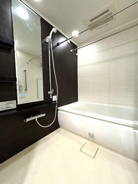 1418サイズの浴室。浴室乾燥機・フルオートバス機能搭載。床の水はけを良くするカラリ床採用です。