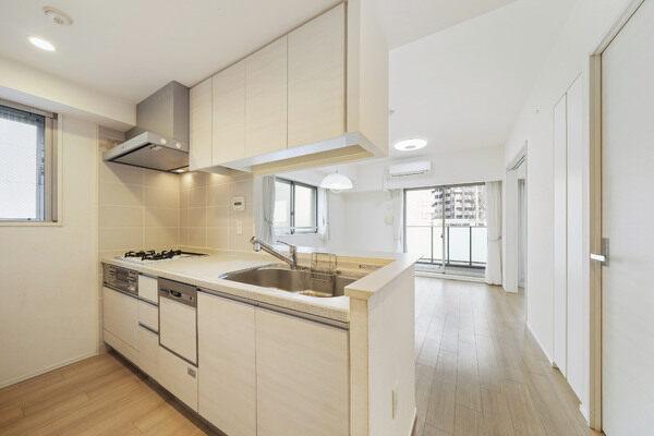 白を基調とした、清潔感があるシステムキッチンです。家事の負担が軽減する食器洗乾燥機付きです。