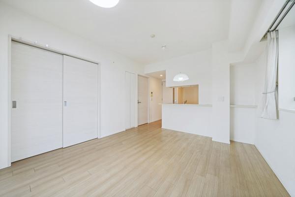 ホワイトカラーで統一されたシンプルで清潔感のある内装。お好みのインテリアコーディネートが楽しめます。