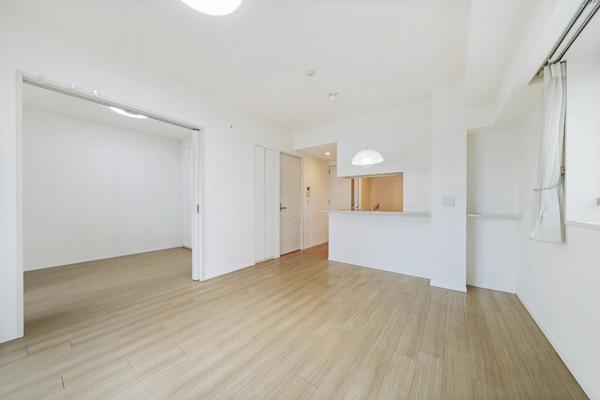 引き戸を開放すると、隣接する洋室と一体利用が可能です。広々空間で、心安らぐひと時を過ごせます。