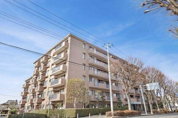 RC造・地上6階建・総戸数40戸。周辺はスーパーや公園が徒歩圏内に揃う、暮らしやすい立地です。