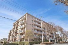 RC造・地上6階建・総戸数40戸。周辺はスーパーや公園が徒歩圏内に揃う、暮らしやすい立地です。