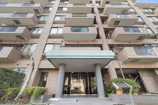 ご家族の帰宅を迎え入れるエントランス。山手台住宅地に佇む、中心街の喧騒から離れた穏やかな住環境です。