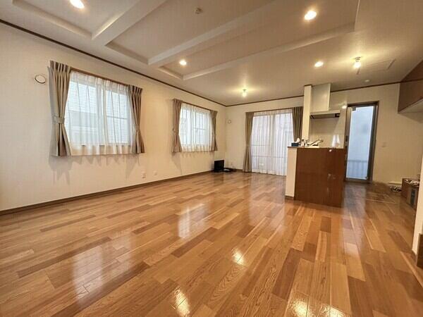 約16.6帖の広々としたリビングダイニングキッチン