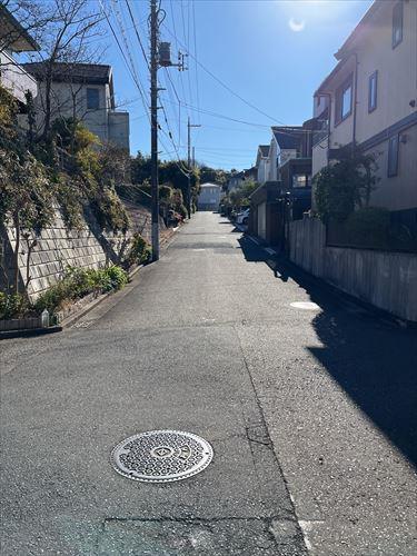 北東側前面道路