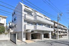 開放的な眺望とともに、光と風の恩恵を得られる最上階住戸。晴れた日にはバルコニーから青空を楽しめます。