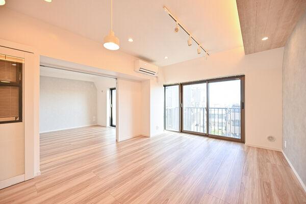 引き戸を開放すると、隣接する洋室と一体利用が可能です。広々空間で、心安らぐひと時を過ごせます。