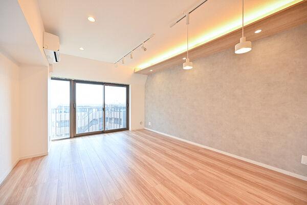 ご家族が集うLDKは、約13.8帖の広さです。採光面積が広く、暖かな陽光と開放感を感じる空間です。