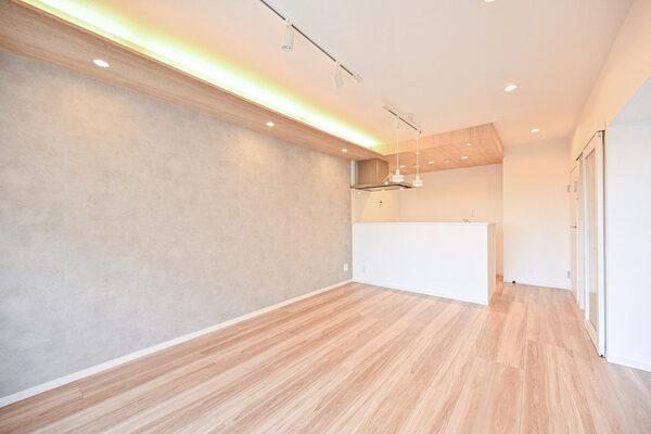 LDKを見渡し、ご家族とおしゃべりをしながら家事が可能な、対面式キッチンが採用されています。