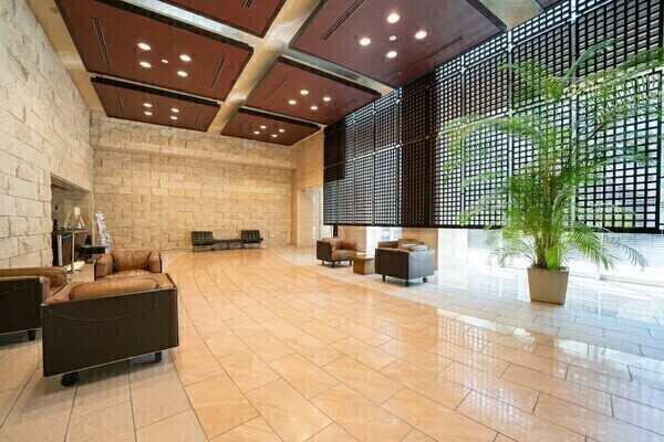 ホテルライクで上品な印象の共用部。日々の暮らしをサポートするフロントサービスがございます。