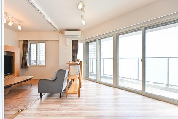 約11.0帖のリビングダイニング。開口部が大きく、開放的で明るいお部屋となります。