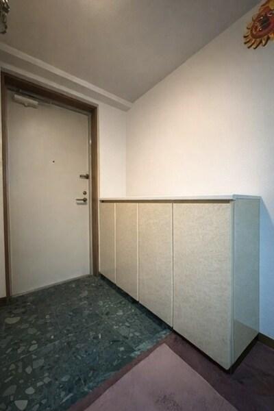 玄関には下足入れを備えており、散らかりがちな玄関も、すっきりとした状態を保てます。