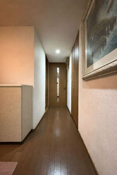 玄関から居室が見えないようになっておりプライバシーに配慮されています。収納も備えています。