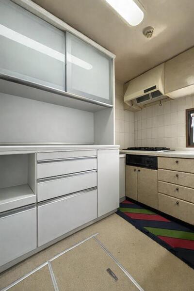 約3.8帖のキッチン。床下収納も備えています。※画像は家具消しの加工を行っております。