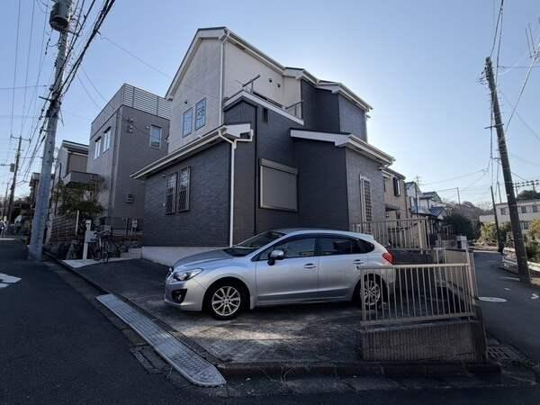 北西・南西の角地に建つ、木造2階建ての住まいです。2台分のカースペースがございます(車種による)。