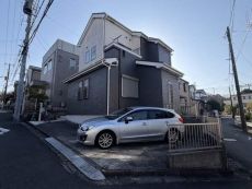 北西・南西の角地に建つ、木造2階建ての住まいです。2台分のカースペースがございます(車種による)。