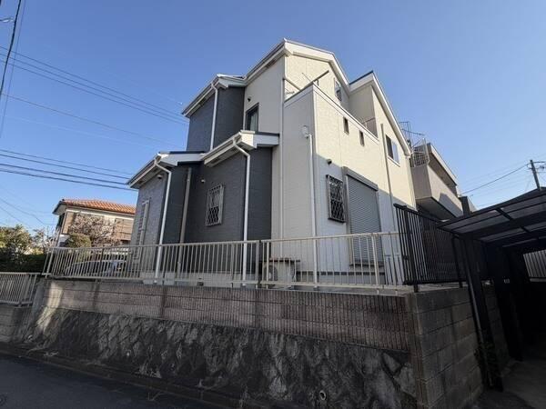 ツートンカラーの外観デザイン。随所に開口部が設けられ通風良好、バルコニーは2か所備わっています。