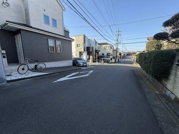カースペースに面した、北西側前面道路の様子。幅員約6.5mのため、車を出し入れもスムーズに行えます。