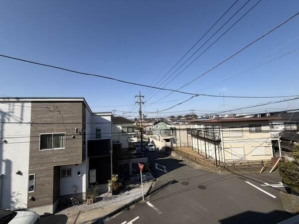 低層住宅が建ち並ぶ、第一種低層住居専用地域の閑静な住宅街に位置します。穏やかな暮らしが叶いそうです。