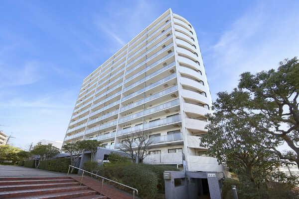 JR横須賀線「東戸塚」駅まで徒歩11分の立地です。地上13階地下1階建のSRC造マンションです。