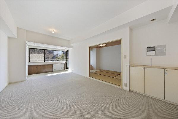 約18.8帖の広々としたLDKです。引き戸を開放すると、隣接する和室と一体利用が可能です。