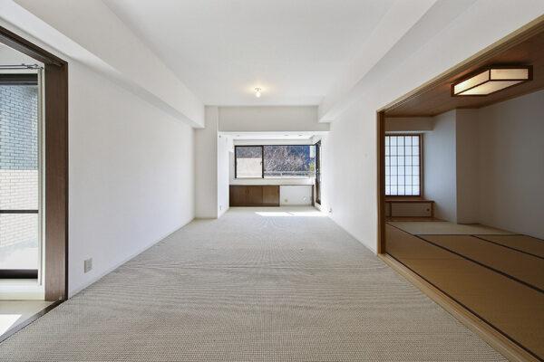 南向きにつき、光が差し込み通風良好です。家具の配置次第で、住空間を分けて生活できる縦長リビングです。