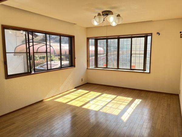 リビングダイニング（2面採光のリビングダイニング。南向き住戸で陽が差し込みます。）