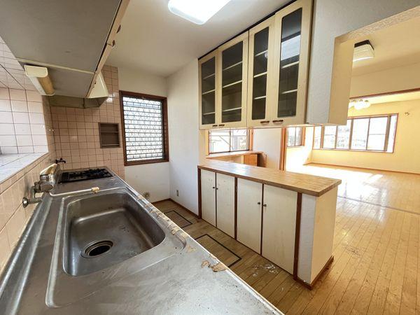 前後にある収納棚に食器、料理道具が収納可能です。