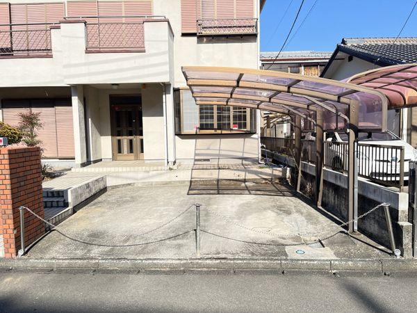 カーポート付の駐車場　車1台分のスペースと自転車、バイク等も置くことが可能です。