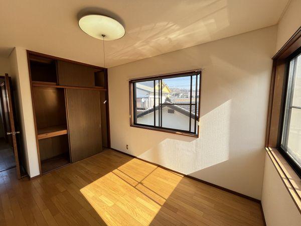 ２階東側洋室（2面採光の洋室。ラック付きの物入がついており、衣類の収納可能です。）