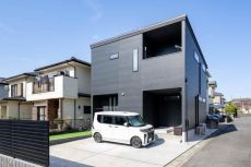 2023年12月築の黒を基調とした落ち着いた雰囲気で高級感のある外観が特徴です。