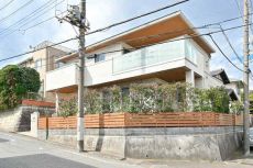 2018年8月築、大和ハウス工業施工。軽量鉄骨造の注文住宅。カースペース2台分有り(車種による)。